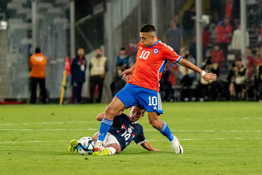 Alexis Sánchez lucha un balón ante Andrés Cubas. (Foto: Guille Salazar/RedGol).