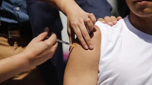 vacunación bivalente para profesores, asistentes de la educación y estudiantes en el inicio escolar (marzo 2023)