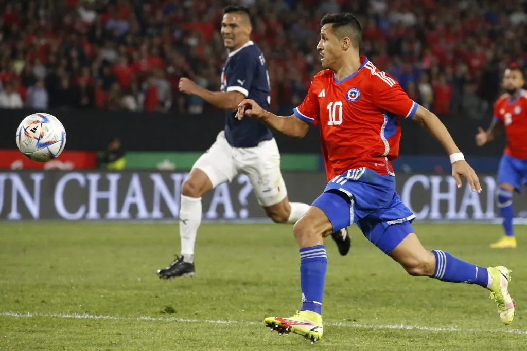 Alexis Sánchez asumirá un rol más en la zona de volantes ante Paraguay. ¿Será esta la nueva faceta del Niño Maravilla en la selección chilena? | Foto: Photosport.