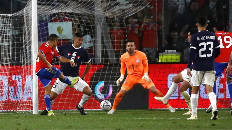 Chile recibe a Paraguay en el Estadio Monumental.