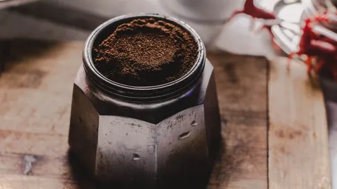 Puedes mejorar tu piel y pelo: Así se puede usar el café reutilizado.