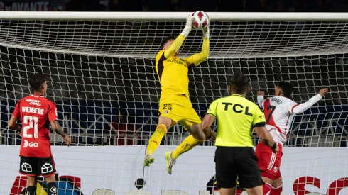 Martín Ballesteros entregó dos buenísimas tapadas, algunas fallas con los pies y una reacción débil en el 1-1 parcial. ¡Así fue su debut en Colo Colo!
