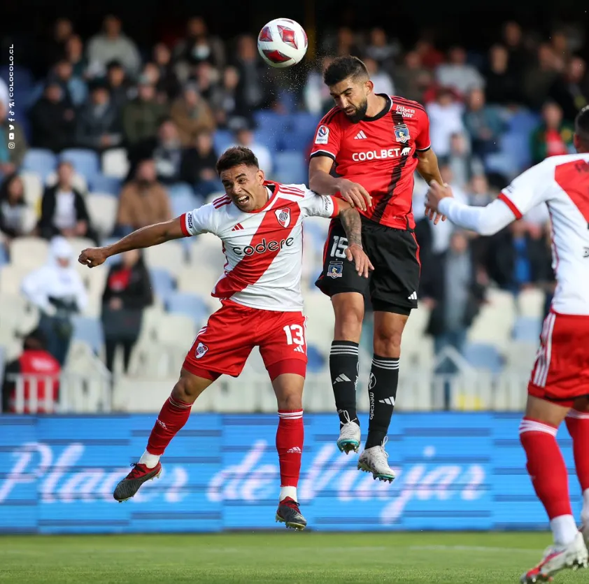 Emiliano Amor se impone por aire ante Enzo Díaz en el amistoso ante River Plate. (Foto: Comunicaciones Colo Colo).