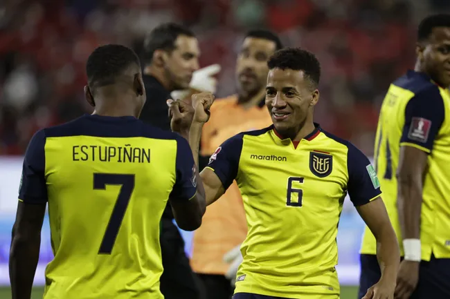 Byron Castillo, colombiano nacionalizado ecuatoriano con documentación fraudulenta, festejó ante La Roja con la camiseta de La Tricolor.