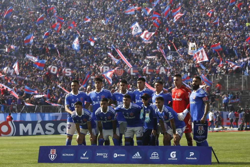 Universidad de Chile tuvo un breve regreso al Nacional durante la temporada 2022. Fue para caer por 3-0 ante Universidad de Católica. | Foto: Photosport.