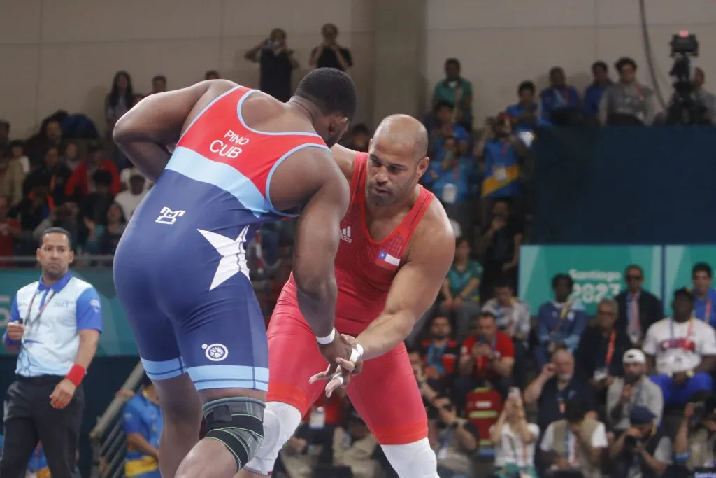 Yasmani Acosta ganó la medalla de bronce en la categoría de 130 kg lucha grecorromana en Santiago 2023. | Foto: Photosport.