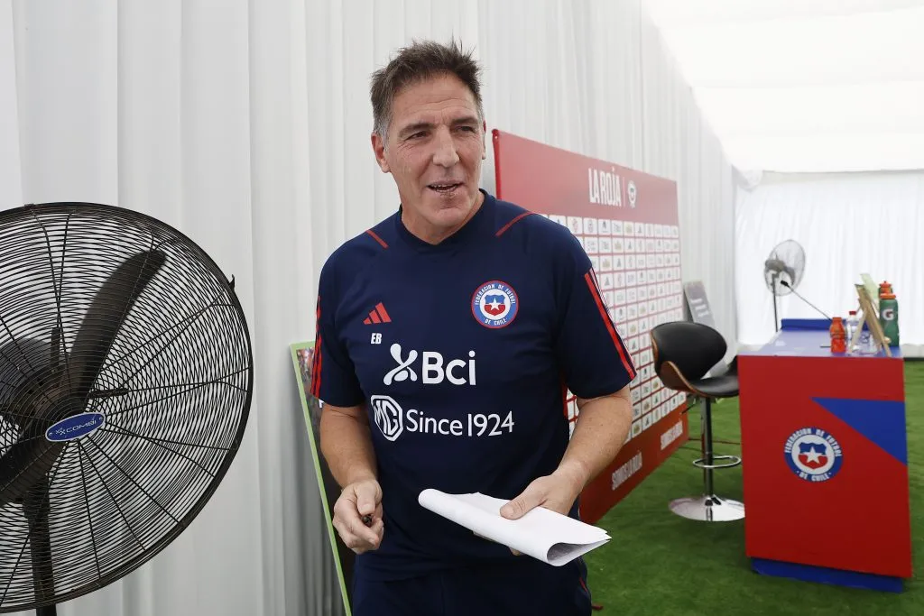 Eduardo Berizzo reacciona “indignado” porque le preguntan otra vez por su salida en la Roja. Foto: Dragomir Yankovic/Photosport