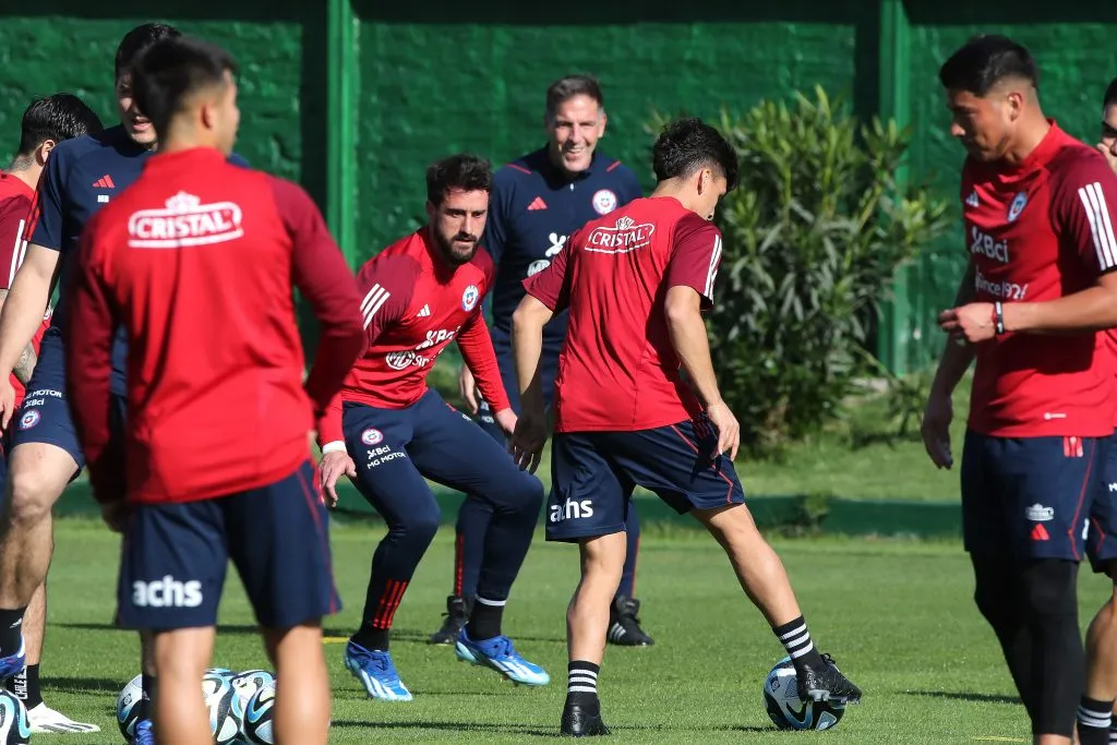 Eduardo Berizzo enfrentará una fecha doble clave tras la fea derrota de la selección chilena ante Venezuela en octubre. | Foto: Photosport.