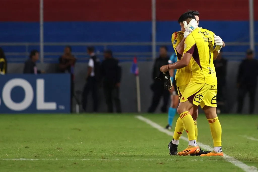 Brayan Cortés se abraza con Fernando de Paul tras la expulsión del Tuto en el duelo frente a Monagas de Venezuela por la Copa Libertadores 2023. (Foto: Colo Colo).