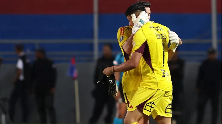 Brayan Cortés y Fernando de Paul fundidos en un abrazo en Venezuela, donde Colo Colo igualó 1-1 ante Monagas.