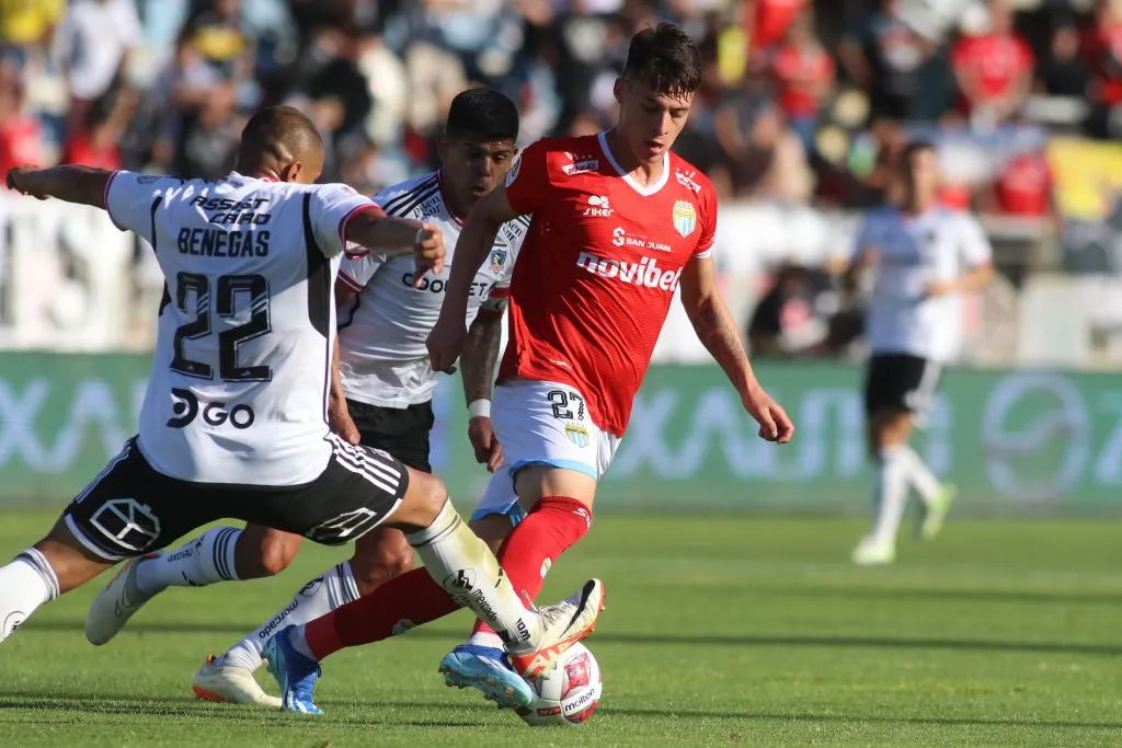 Alfred Canales retiene el balón ante la presión de Leandro Benegas y de Esteban Pavez. (Jorge Loyola/Photosport).