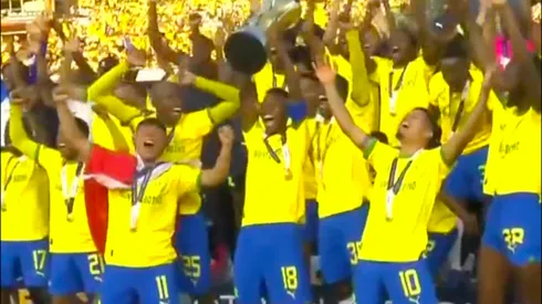 Marcelo Allende celebra junto al plantel del Mamelodi Sundowns un nuevo título.