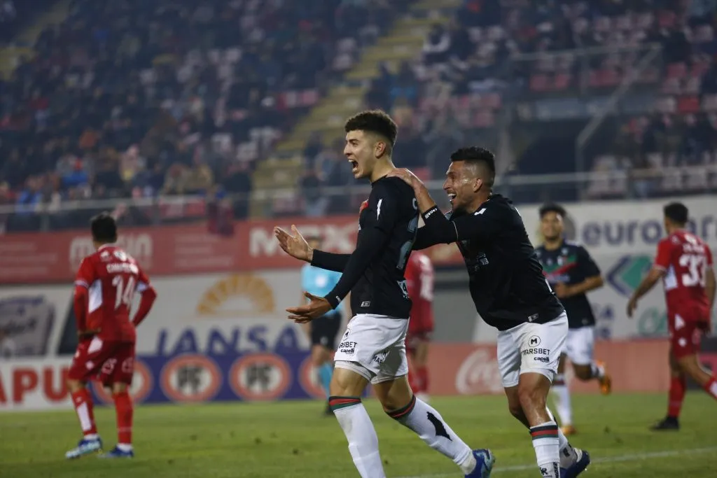 Felipe Chamorro celebra su golazo junto a Bryan Carrasco. (Mauricio Ulloa/Photosport).