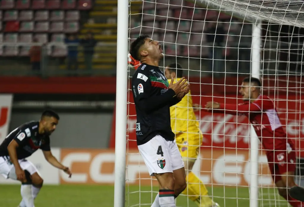 Nicola Pérez salvó su pórtico increíblemente (Mauricio Ulloa/Photosport).