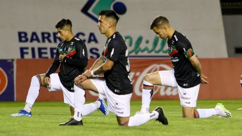 Joe Abrigo, Agustín Farías y Fernando Cornejo arrodillados antes del juego.