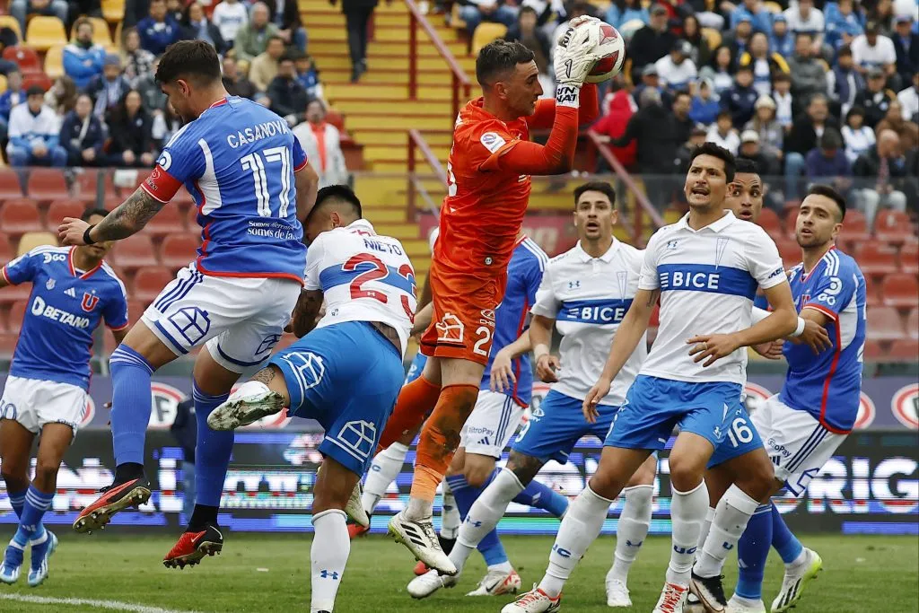Otra imagen de Peranic en el Clásico Universitario 197.  (Dragomir Yankovic/Photosport).