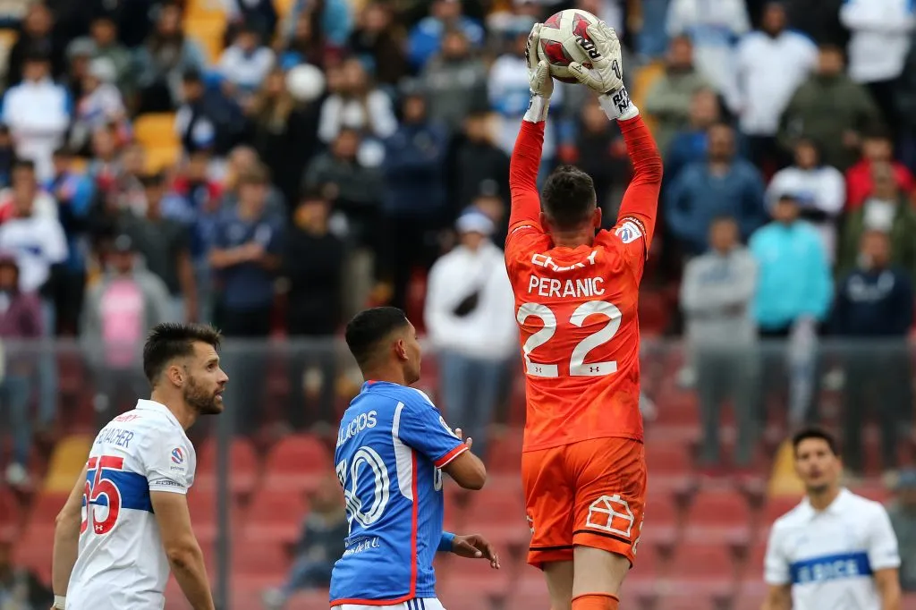 Nicolás Peranic en acción durante el Clásico Universitario 197. (Javier Salvo/Photosport).