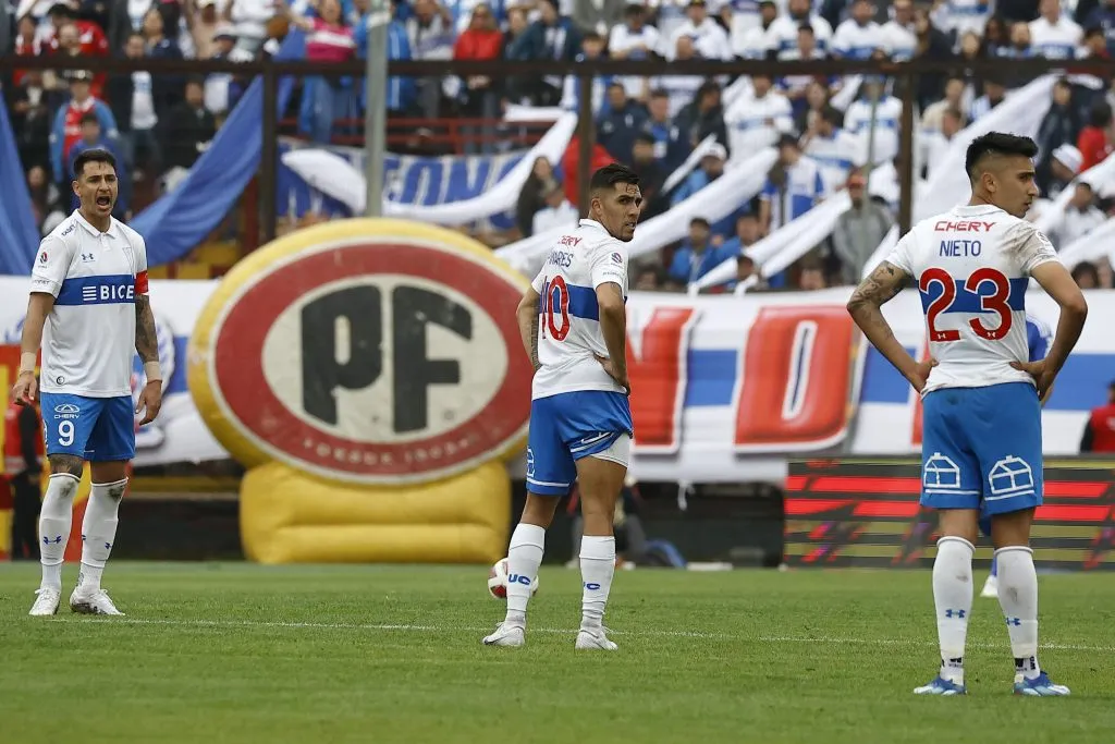 Fernando Zampedri recrimina a algunos compañeros en el Clásico Universitario 197. (Dragomir Yankovic/Photosport).
