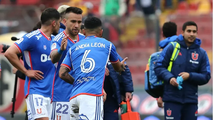 Matías Zaldivia felicita a Yonathan Andía tras la victoria de la U en el Clásico Universitario.