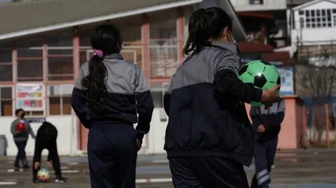 Estudiantes jugando en el recreo