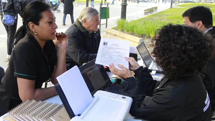 Ayúdan a personas a inscribirse en el RSH.