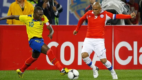 Walter Ayoví lucha con Humberto Suazo un balón en un duelo entre Chile y Ecuador.