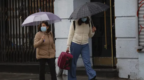 ¿Va a llover el fin de semana también? Mira el pronóstico en Santiago.