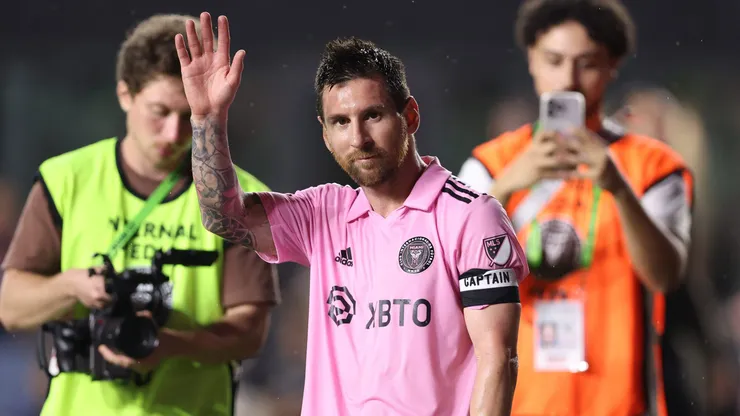 Una camiseta firmada por el mismísimo Lionel Messi es el gran premio de la rifa solidaria.