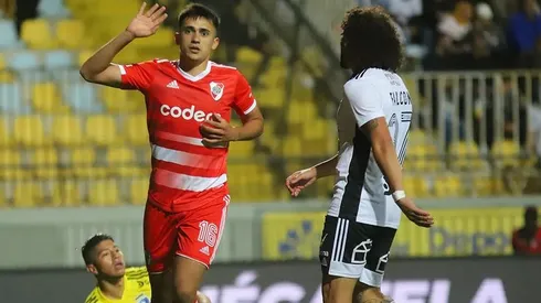 Pablo Solari anotándole un gol a Colo Colo.