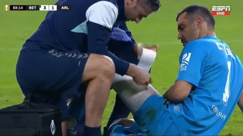 El arquero chileno se lesionó a minutos del final del partido entre Betis y Aris Limassol por la Europa League.