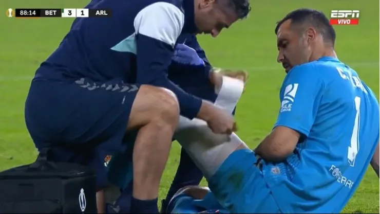 El arquero chileno se lesionó a minutos del final del partido entre Betis y Aris Limassol por la Europa League.