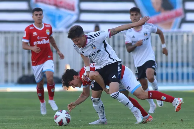 Pese a que Colo Colo venció en su duelo pendiente a Magallanes, al parecer la ANFP no le tiene mucha en que pueda meterse en la pelea por el título en el Campeonato Nacional 2023. | Foto: Photosport.