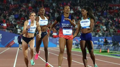 Berdine Castillo le entrega el testimonio a Fernanda Mackenna