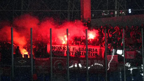 Los hinchas del Benfica no aguantaron la eliminación de su equipo y agredieron con bengalas a los de la Real Sociedad.
