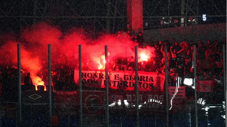 Los hinchas del Benfica no aguantaron la eliminación de su equipo y agredieron con bengalas a los de la Real Sociedad.