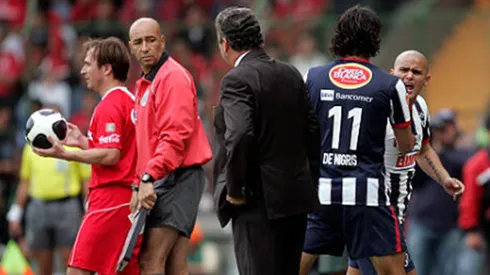 Humberto Suazo tuvo una fortísima discusión con un DT de Monterrey. ¡Entre el delantero que lo contiene y el entrenador recordaron el momento!