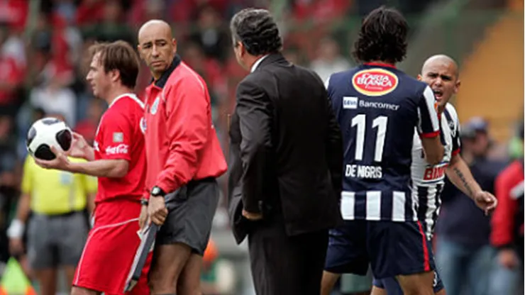 Humberto Suazo tuvo una fortísima discusión con un DT de Monterrey. ¡Entre el delantero que lo contiene y el entrenador recordaron el momento!