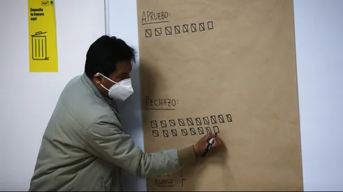 Vocal de mesa contando votos en el Plebiscito de 2022.