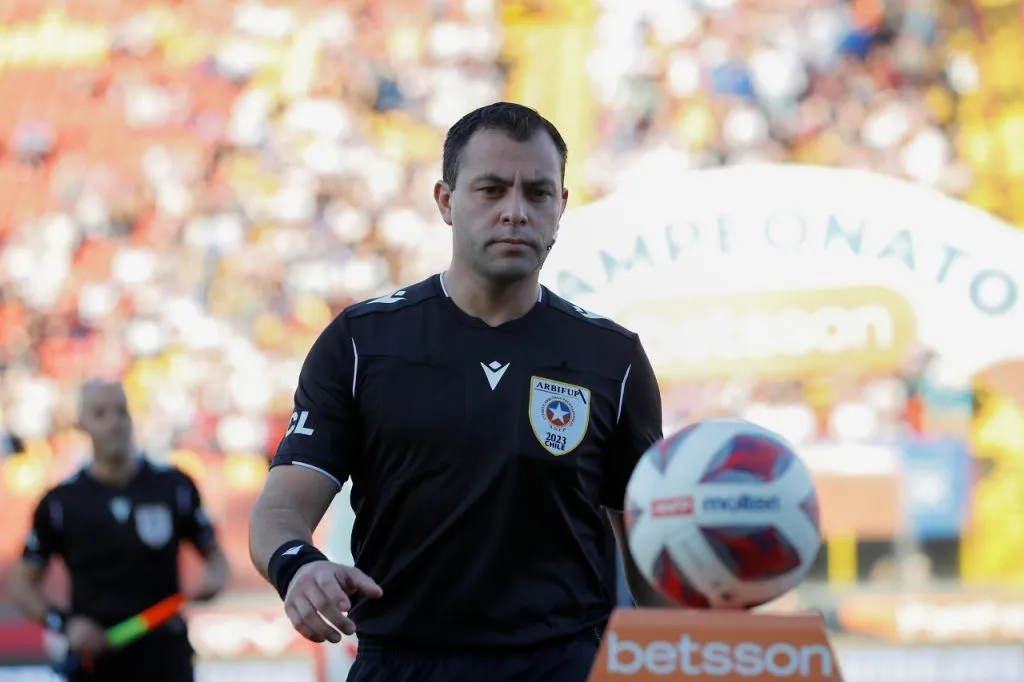 Diego Flores debutó este año como árbitro de Primera División (Photosport)
