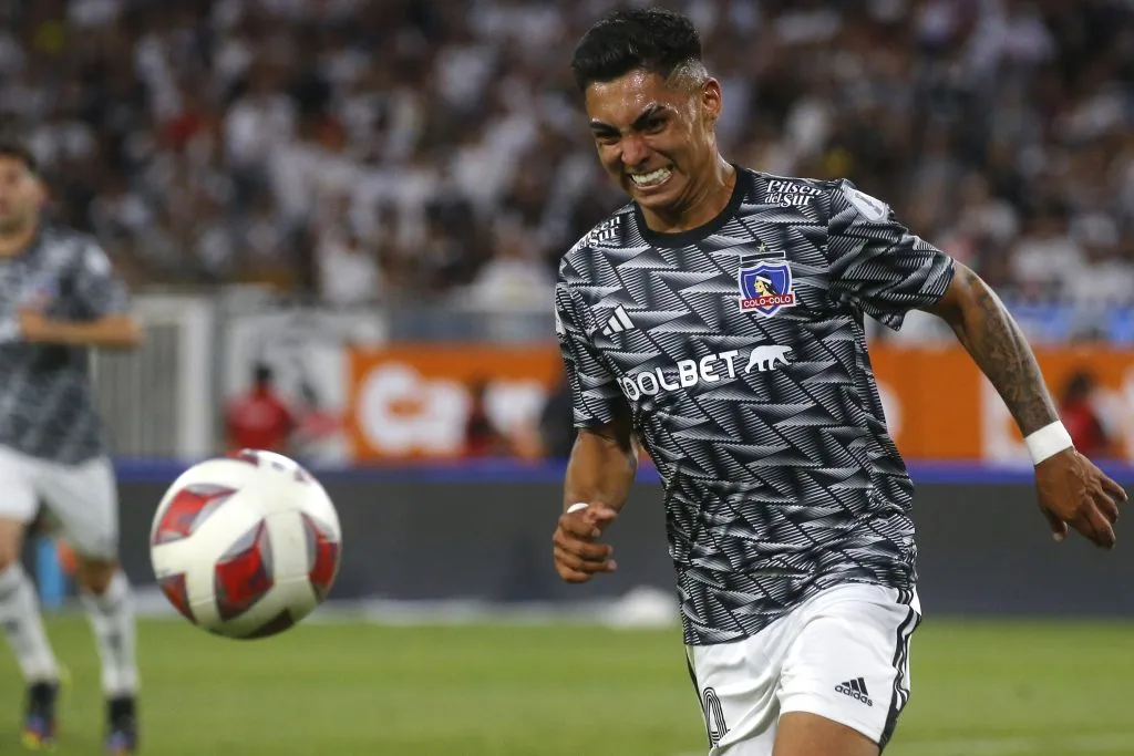 Hasta fin de temporada quedó separado Jordhy Thompson del plantel de Colo Colo. (Jonnathan Oyarzun/Photosport).