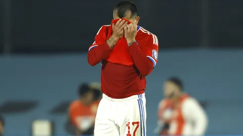 Gary Medel se lamenta de la derrota sufrida en Uruguay.