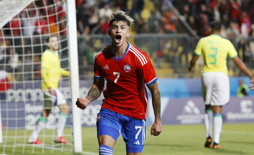 Así gritó Maxi Guerrero el 1-0 parcial de Chile ante Brasil. El Scratch ganó la medalla de oro tras imponerse a la Roja en los penales. (Miguel Campos /Santiago 2023 vía Photosport)