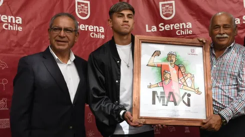 Roberto Jacob, alcalde de La Serena, recibió a Maxi Guerrero para condecorarlo por su actuación en Santiago 2023.