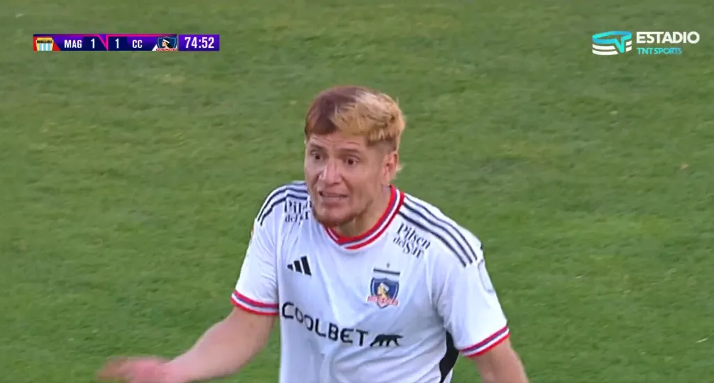 Leonardo Gil no puede creer que fue reemplazado en Colo Colo. (Captura TNT Sports).