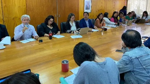 La subsecretaria de Educación, Alejandra Arratia, se reunió con representantes del Colegio de Profesores.