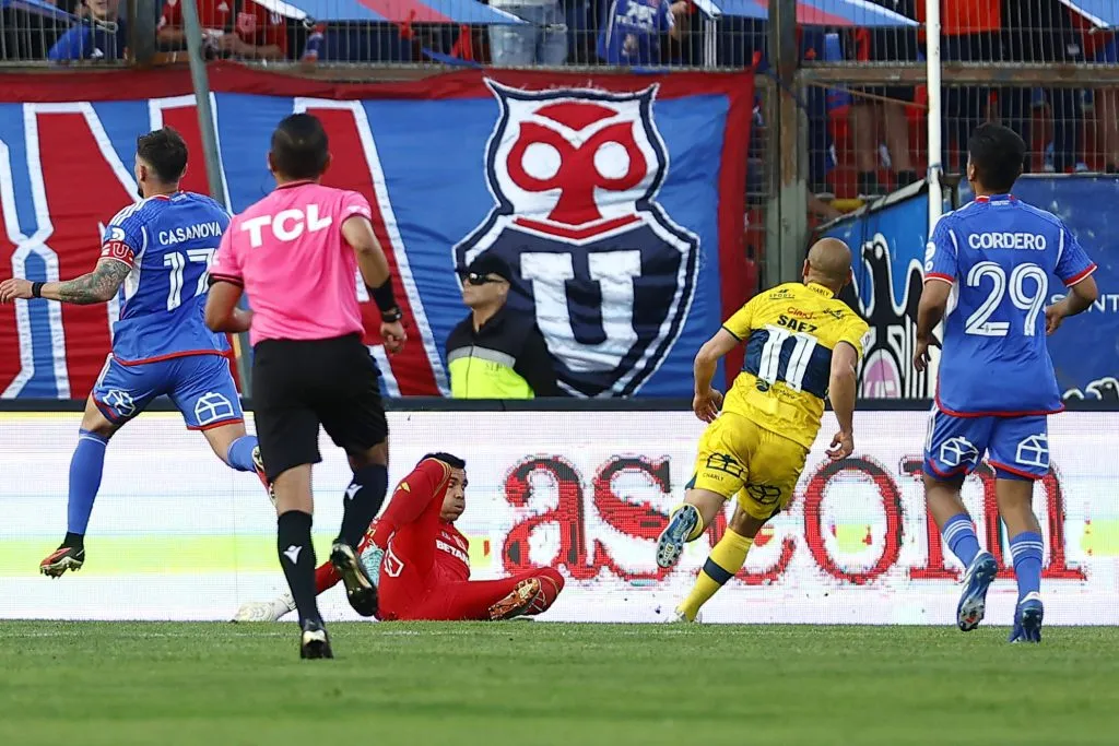 Sebastián Sáez celebra tras derrotar a Cristopher Toselli y decretar el 1-0 parcial de Everton ante la U. de Chile. (Dragomir Yankovic/Photosport).