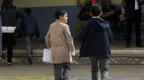 Estudiantes en clases en un colegio.