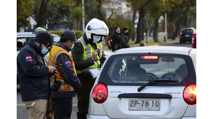 Revisa los vehículos que no pueden transitar por Santiago esta semana.