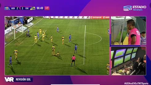 La jugada revisada por el árbitro Francisco Gilabert.