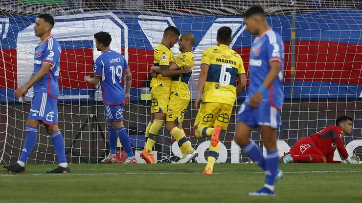 Everton venció a la U 2-1 con polémica.